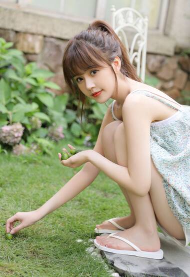 【美丽女孩的足虐】